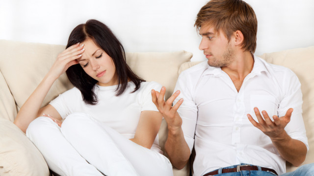 пара ссорится