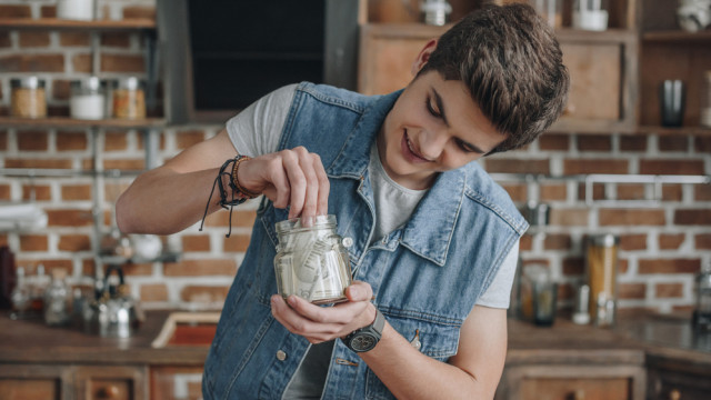 подросток с деньгами копилка