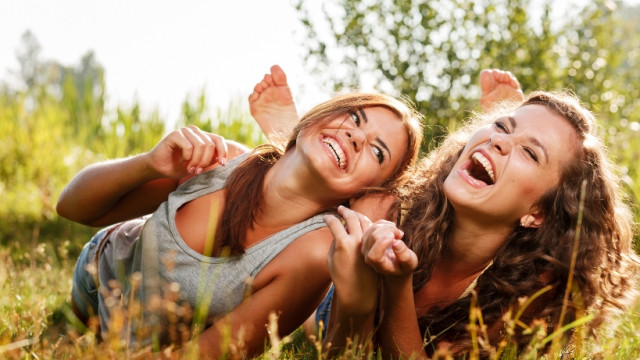 ЖІНОЧА ДРУЖБА: ВИПРОБОВУВАННЯ ДЕКРЕТОМ, ЯКЕ ПОТРІБНО ПЕРЕЖИТИ