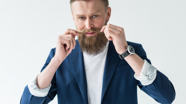 мужчина в костюме с бороодй