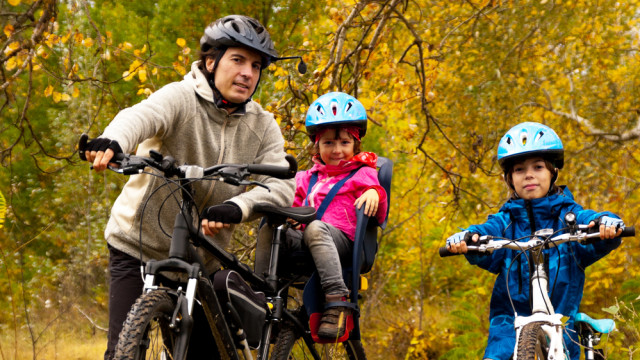 активная семья на велосипедах лес осень