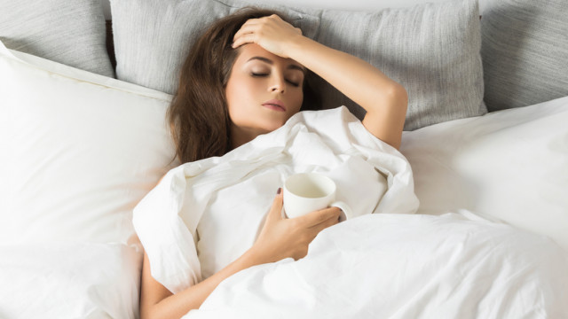 девушка с чашкой в кровати