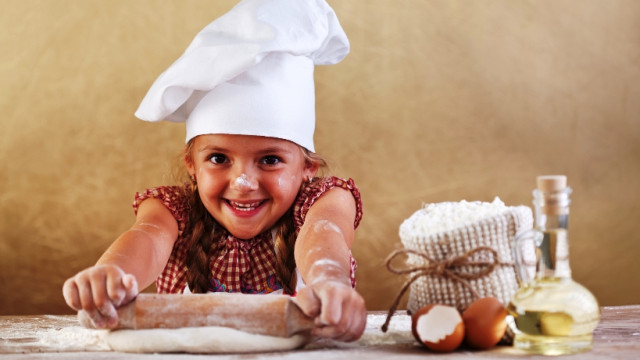 Готовим вместе: чем занять ребенка на кухне?