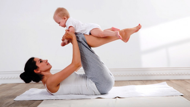 СПОРТ ПІСЛЯ ПОЛОГІВ: ЩО ОБРАТИ МАМІ, ЯКА ГОДУЄ?