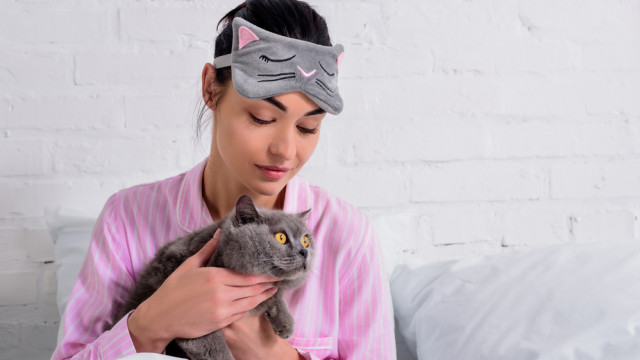 девушка готовится ко сну котик