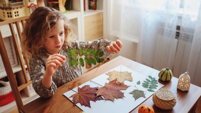 девочка делает осеннюю поделку