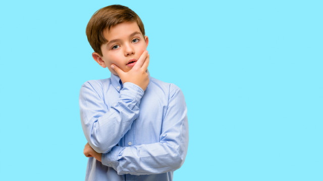 мальчик думает