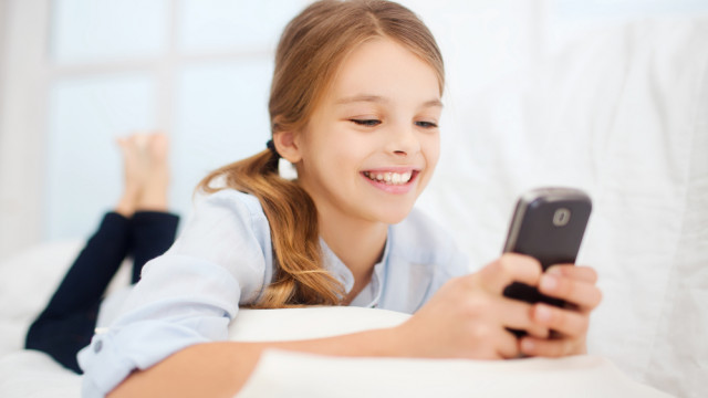 девочка с мобильным