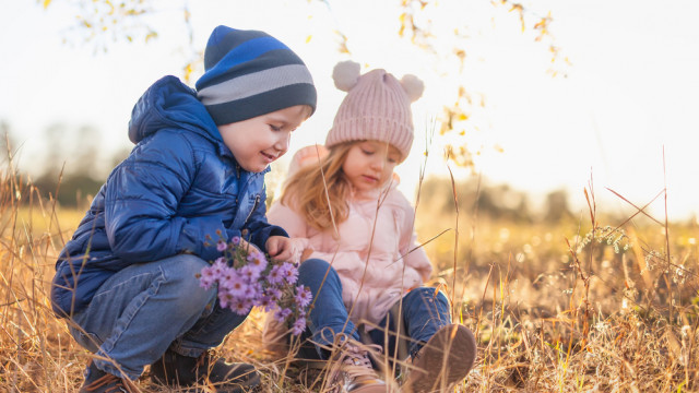 дети гуляют осень