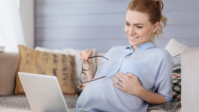 беременная с ноутбуком