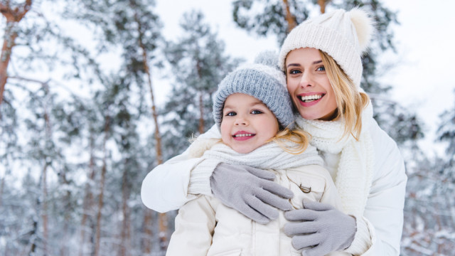 мама с дочкой снег