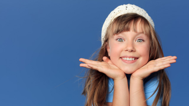 девочка улыбается