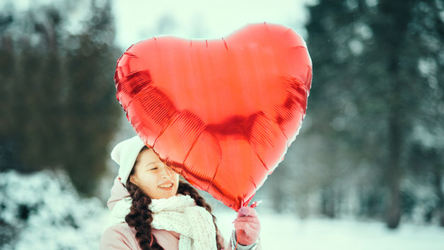 девочка с шаром сердце
