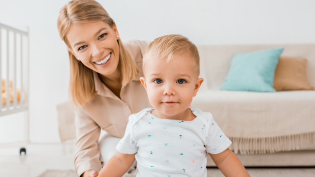 тоддлер ребенок с мамой