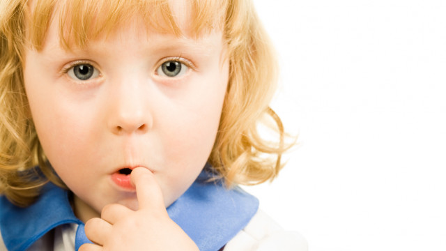 рыжий ребенок палец в рот