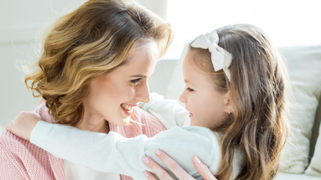 мама с дочкой обнимаются