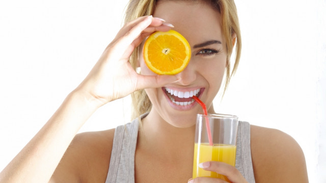 девушка апельсиновый сок