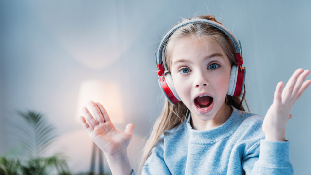 девочка в наушниках