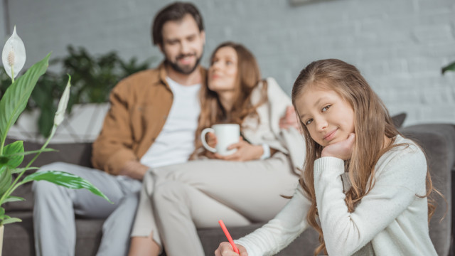 девочка рисует семья