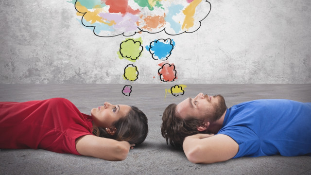 девушка и парень думают