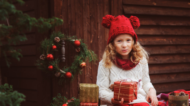 девочка с подарком новый год
