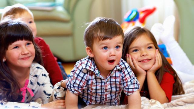 дети играют