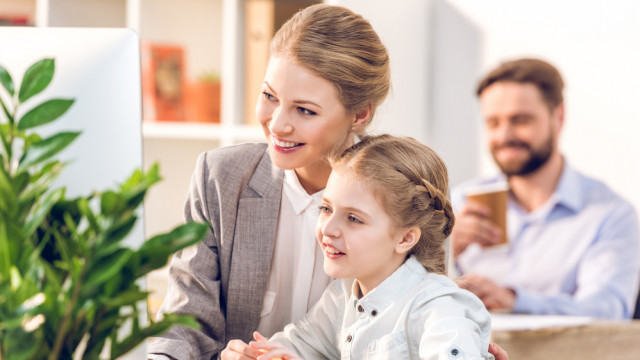 мама с дочкой папа на фоне