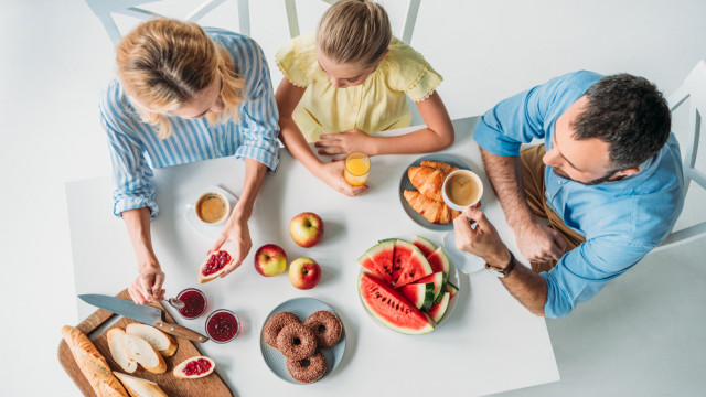 семья обедает