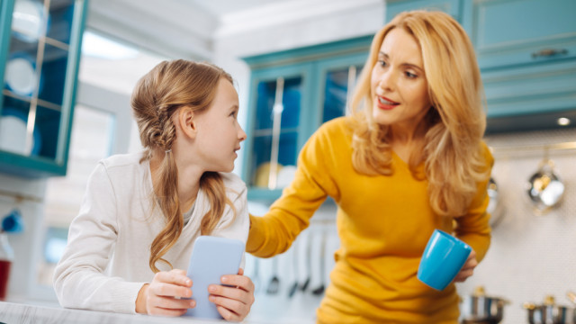 мама с дочкой говорят