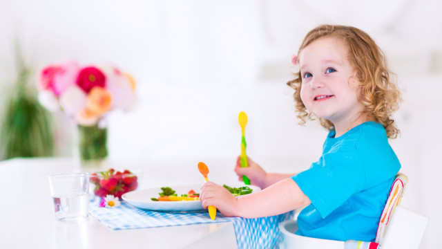 девочка тодлер ест