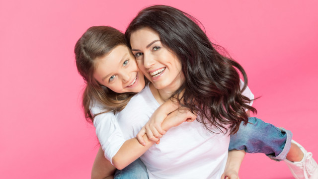 мама с дочкой на розовом фоне