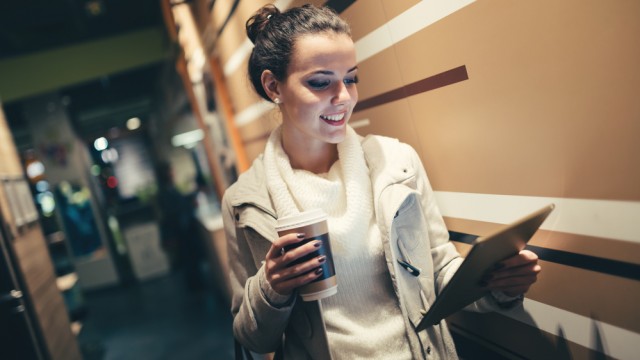 Женщина с кофе 