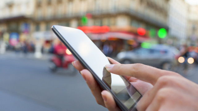 смартфон на дороге