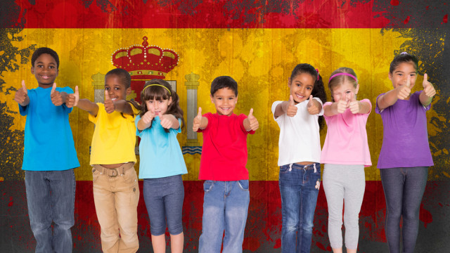 В школу с трех лет, обнимашки с учителями и институто вместо средней школы - школы  Испании