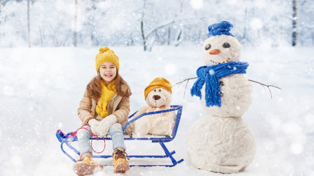 девочка со снеговиками