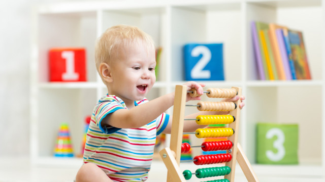 ребенок со счетами считает