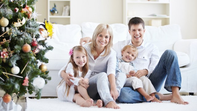 Счастливая семья в канун Нового года