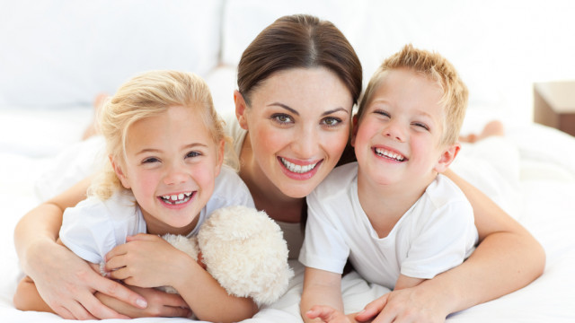 мама с детьми улыбаются