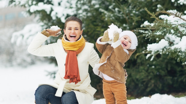 мама с дочкой играют в снежки