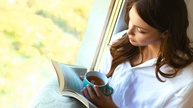 девушка читает книгу пьет чай