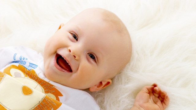 малыш улыбается