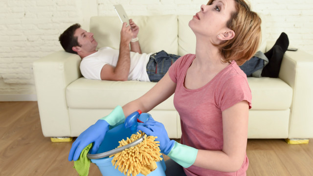 мужчина лежит, женщина убирает