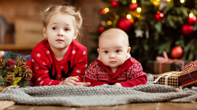 Новый год без опасности:  гирлянды, игрушки, салюты - как защитить своего ребенка