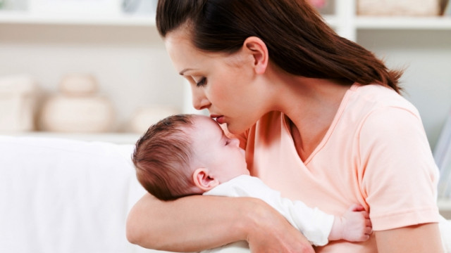 Играем с новорожденным:  простые забавы для развития органов восприятия