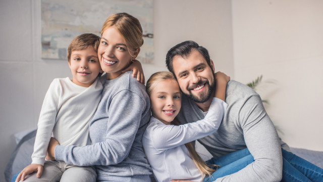 семья в голубой одежда