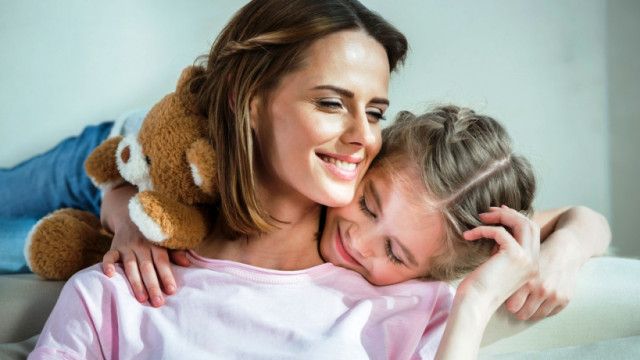 мама и дочь обнимаются