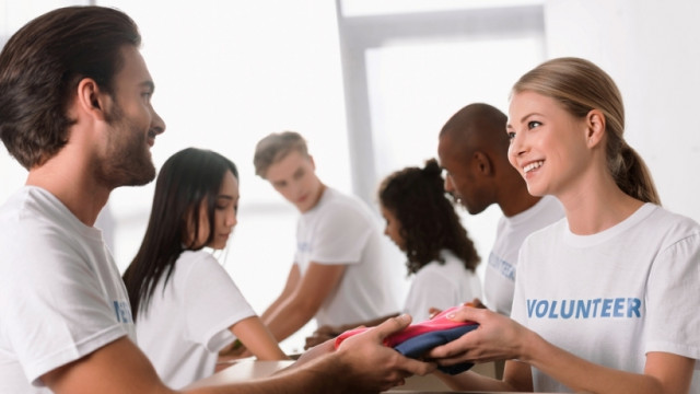 Избавляемся от лишнего: где в Киеве можно отдать одежду на благотворительные нужды?