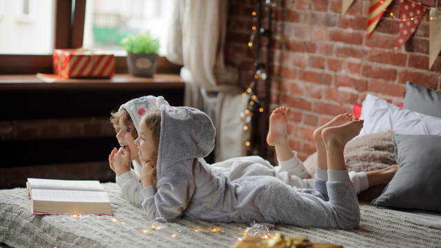 дети читают книгу