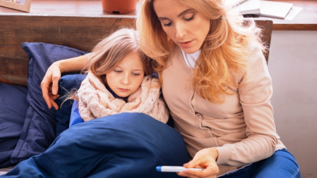 У ребенка высокая температура: как лечить и когда вызывать скорую?