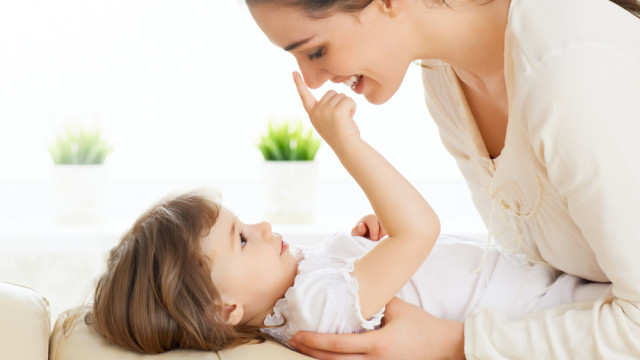 мама и ребенок обнимаются